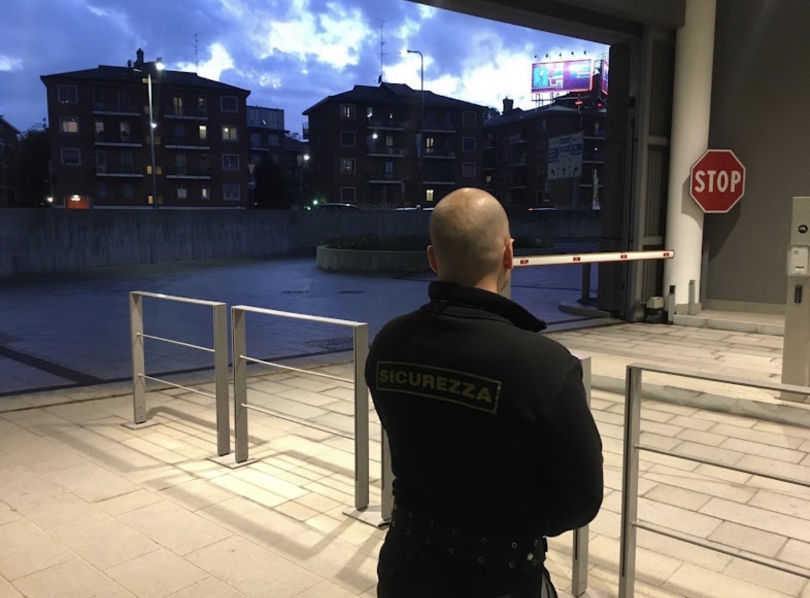 Operatore di sicurezza presso ingresso con barriera