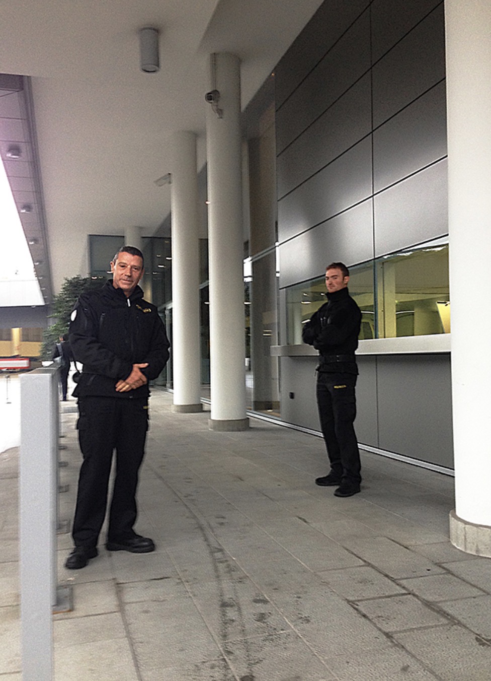 Due operatori della sicurezza presso ingresso aziendale