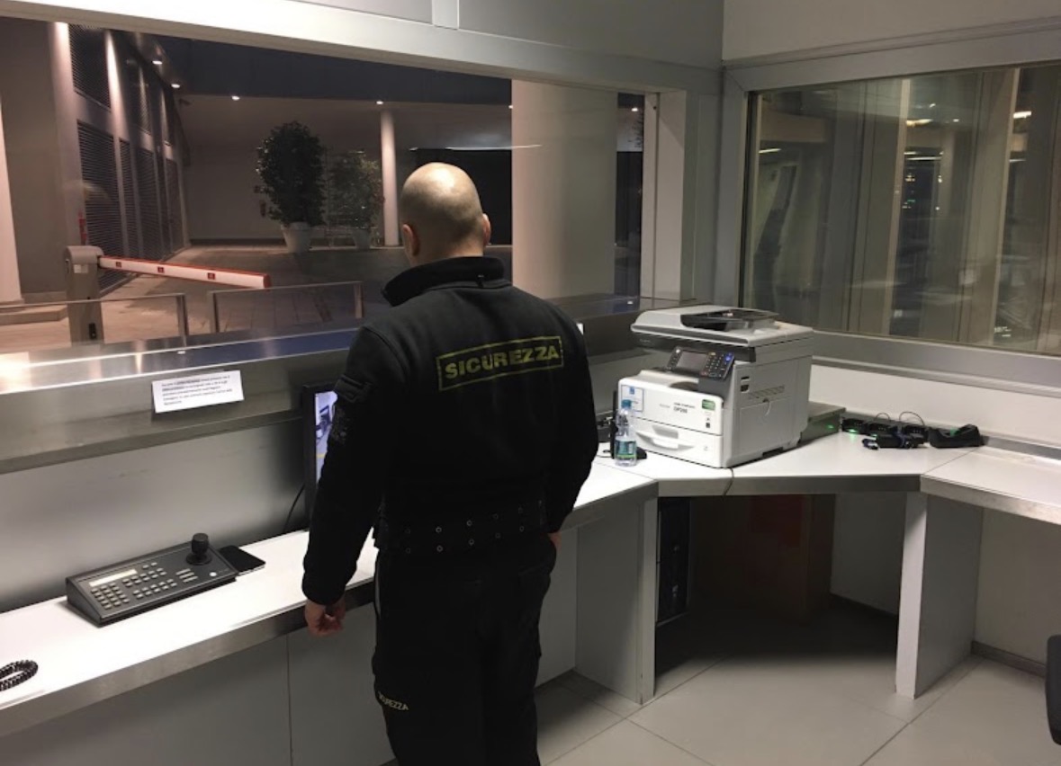 Operatore alla postazione di controllo