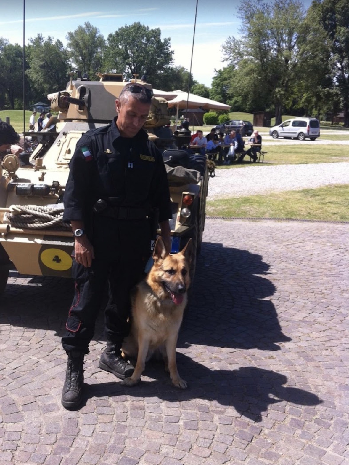 Operatore della sicurezza con cane
